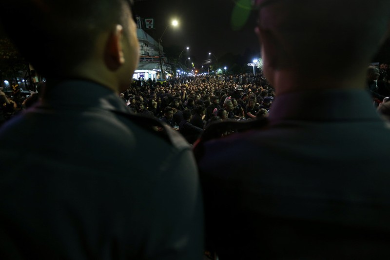 Bien nguoi nghen ngao tien biet Vua Bhumibol trong dam tang the ky-Hinh-2